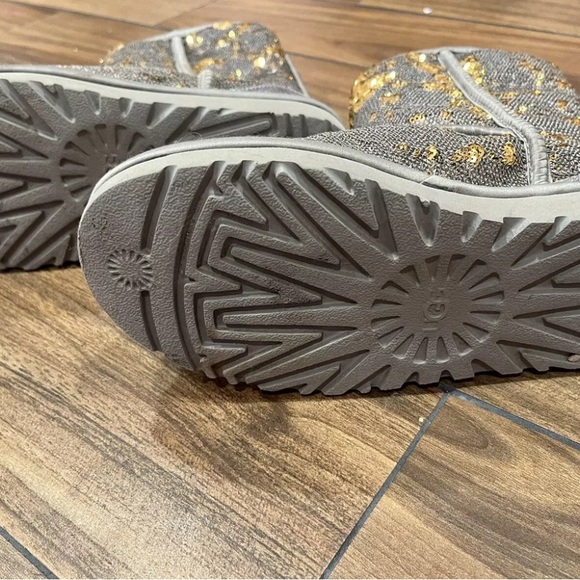 LN UGG Boots Reversible Gold Silver Sequin Classic Short Sparkle Size 7 - Picture 6 of 8